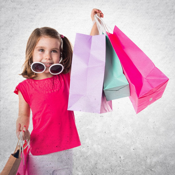 Chica con muchas bolsas de compras
 - Foto, Imagen