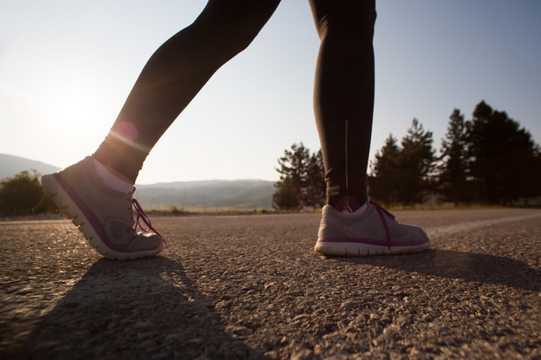 Giovane donna che si allunga prima di correre la sera presto, inst
 - Foto, immagini