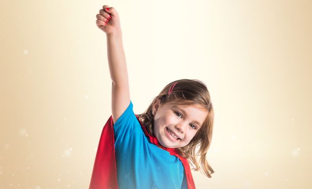 飛ぶジェスチャーを作るスーパー ヒーローのような格好の女の子 - 写真・画像