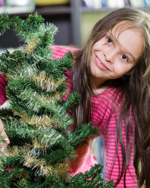petite fille décoration arbre de Noël - Photo, image