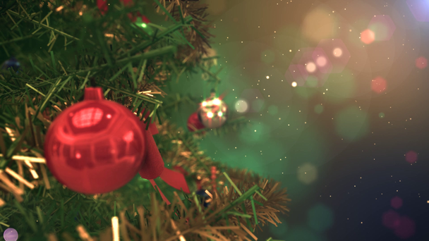 Kerstboom close-up met prachtige verlichting en ornamenten - Video