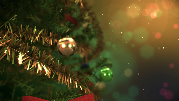 Kerstboom spinnen close-up met prachtige verlichting, linten en ornamenten - Video