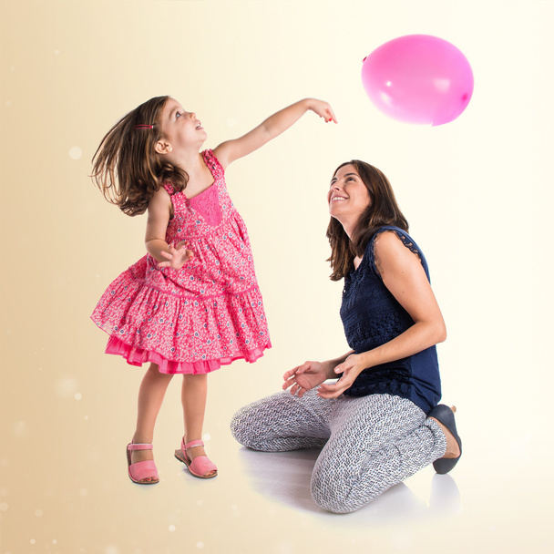 Μητέρα και κόρη παίζει με μπαλόνια - Φωτογραφία, εικόνα