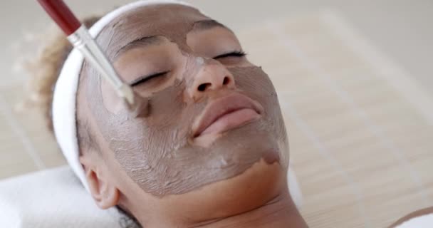 kobieta z twarzy maski gliny - Materiał filmowy, wideo