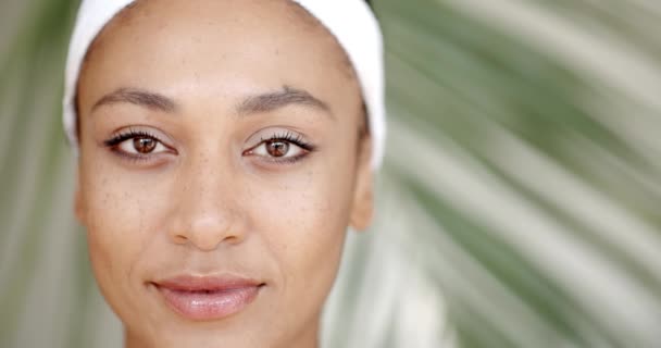 Frau mit Make-up berührt Gesicht - Filmmaterial, Video