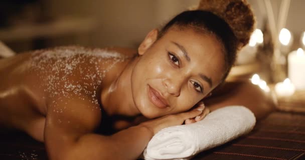 Frau liegt auf Massagetisch mit Salz - Filmmaterial, Video