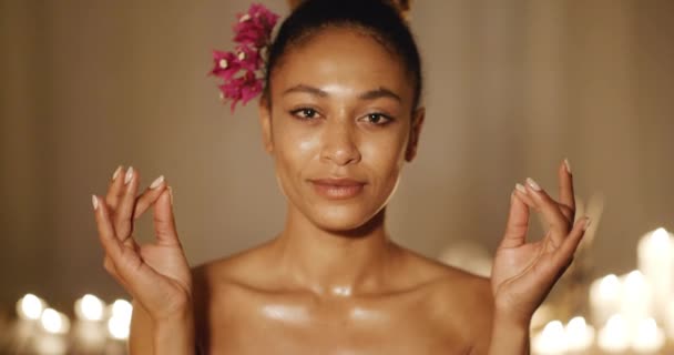 Kobieta medytacja w gyan mudra - Materiał filmowy, wideo
