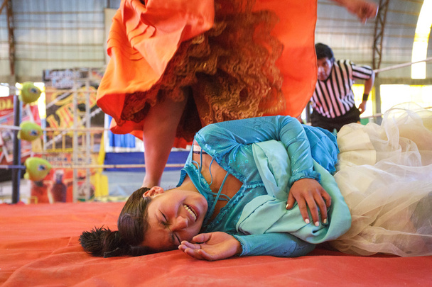 LA PAZ, BOLIVIA - SEP 13: Cholita wrestling is a touristic show - Foto, Bild