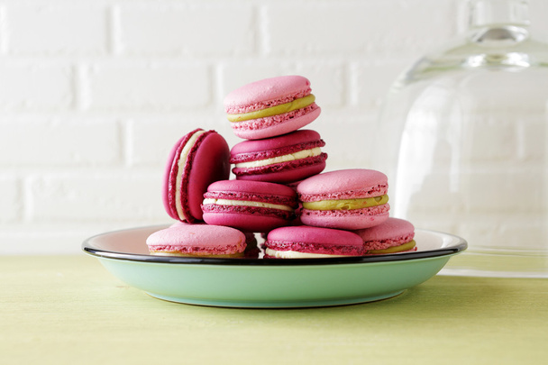 sweet french macaroons on vintage plate - Foto, imagen