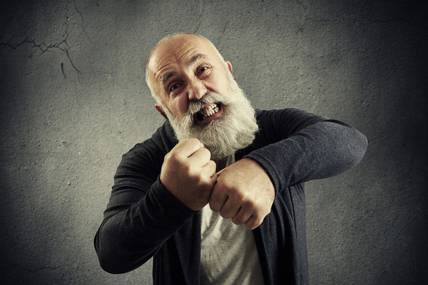 enojado gritando hombre mayor
 - Foto, Imagen