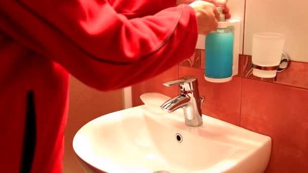 Ember mosás a kezek-ra egy fürdőszoba mosogató - Felvétel, videó