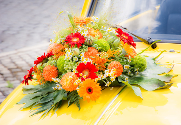 Bruids boeket op een gele bruiloft auto - Foto, afbeelding
