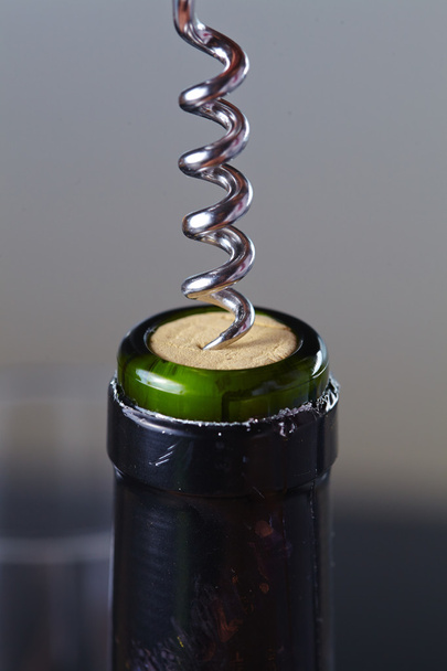 opening a bottle of wine - Foto, Imagem