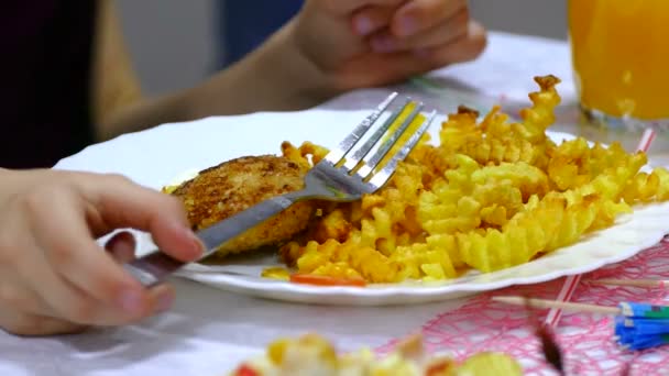 Pommes und Steak Kartoffelteller mit Person isst im Restaurant-Café - Filmmaterial, Video