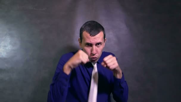 Man vecht boksen zakenman zijn armen zwaaien boos slow motion - Video