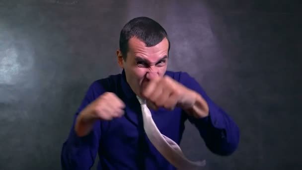 ボクシングの怒っているスローモーションの彼の腕を振って男の戦い実業家 - 映像、動画