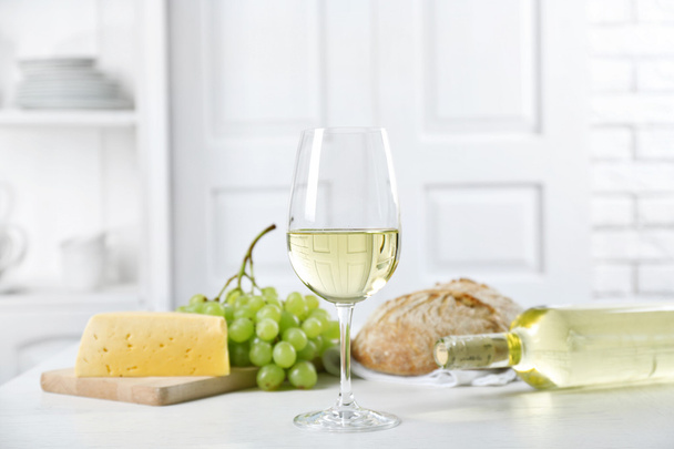 Still life of wine, grape, cheese and bread - Zdjęcie, obraz