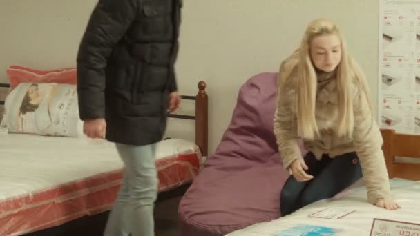 A házaspár úgy dönt, egy ágy - Felvétel, videó