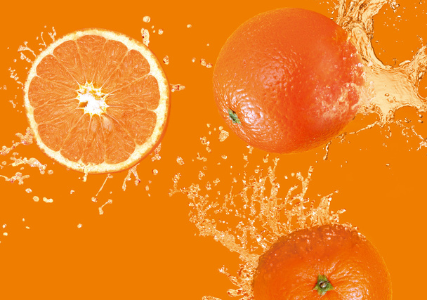 τρία πορτοκάλια στο χυμό - Φωτογραφία, εικόνα