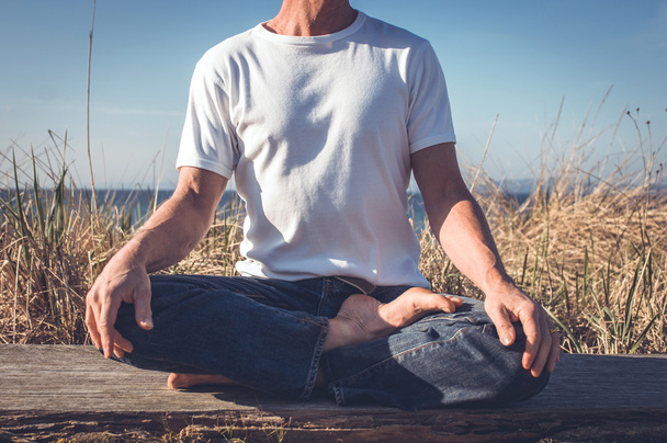 Hombre pacífico del yoga
 - Foto, imagen