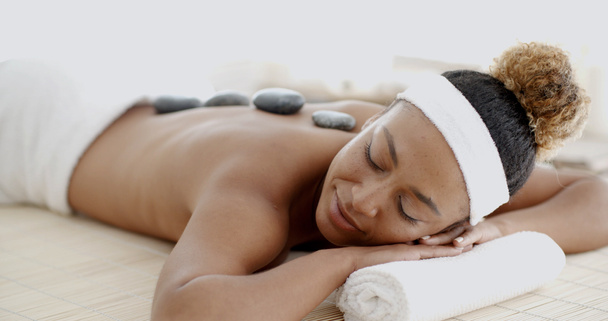 Vrouw krijgen terug massage - Foto, afbeelding