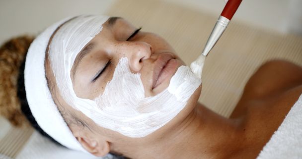 Cosmético aplicando mascarilla facial
 - Foto, Imagen