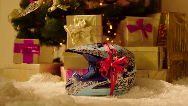 Cadeau pour motard près de l'arbre de Noël
 - Séquence, vidéo