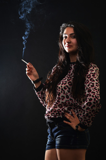 Fiatal nő dohányzik - Fotó, kép