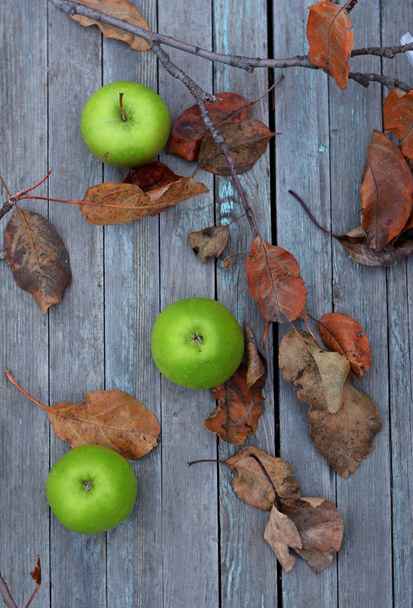 vihreät omenat puupohjalla - Valokuva, kuva