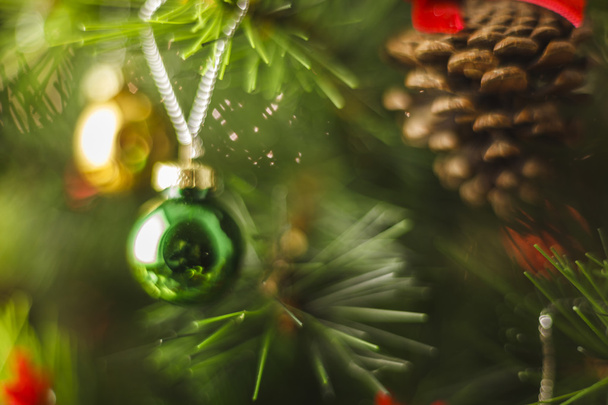 bajo el árbol de Navidad
 - Foto, imagen