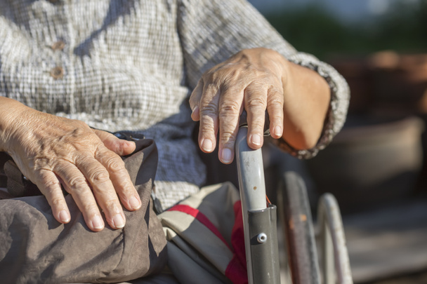 Voyage femme âgée avec fauteuil roulant
 - Photo, image