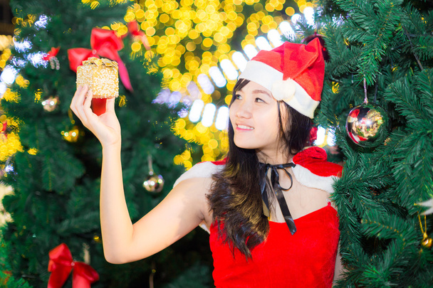 asiatische Frauen tragen Weihnachtsmann-Klamotten mit Baum - Foto, Bild