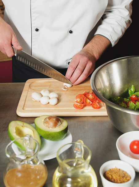 chef cortando cogumelos na mesa
 - Foto, Imagem