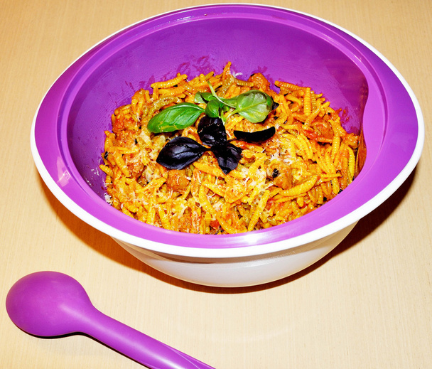 Italiaanse pasta met saus en Parmezaanse kaas - Foto, afbeelding