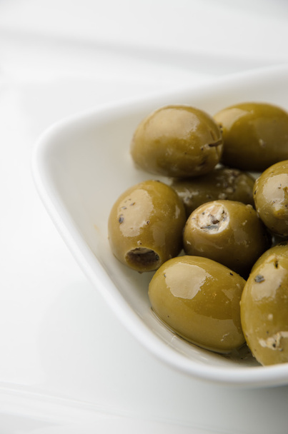 Зелені оливки в білій мисці
 - Фото, зображення