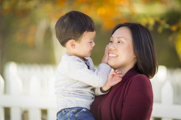 Китайський мама весело і утримуючи її змішаної раси хлопчик - Фото, зображення