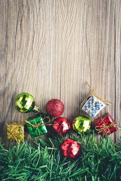 Рождественские подарочные коробки и шары фон на деревянной текстуре
 - Фото, изображение