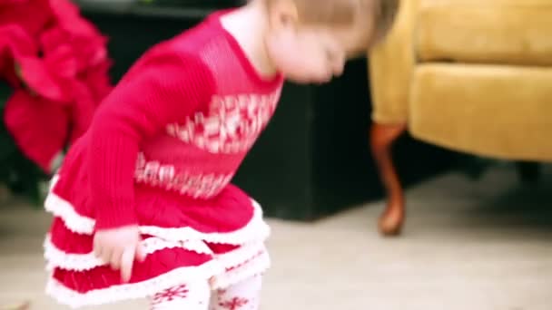 χαριτωμένο κορίτσι μικρό παιδί, Χριστουγεννιάτικα - Πλάνα, βίντεο