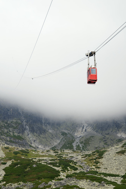 Montaña nublada con pequeño teleférico
 - Foto, Imagen