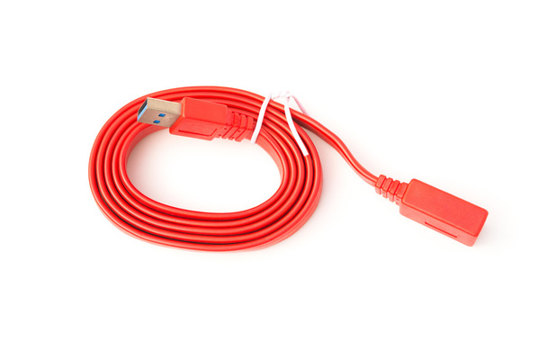 vista superior cable USB rojo sobre un fondo blanco
 - Foto, imagen