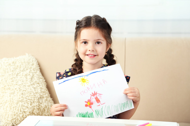 Cute little girl drawing picture - Fotoğraf, Görsel
