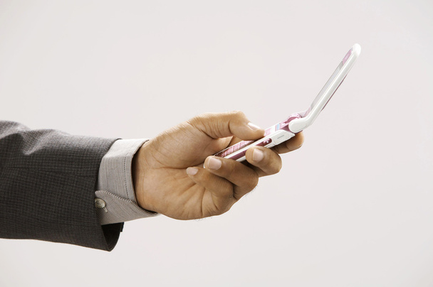 człowiek posiadający handphone sprawdzania wiadomości - Zdjęcie, obraz