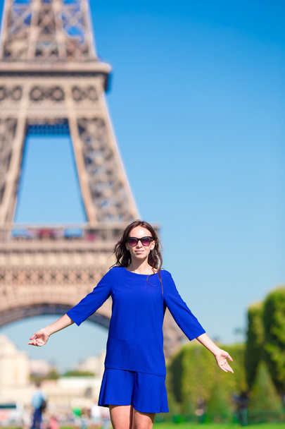 Güzel kadın Paris'te Eyfel Kulesi yaz tatili sırasında arka plan - Fotoğraf, Görsel
