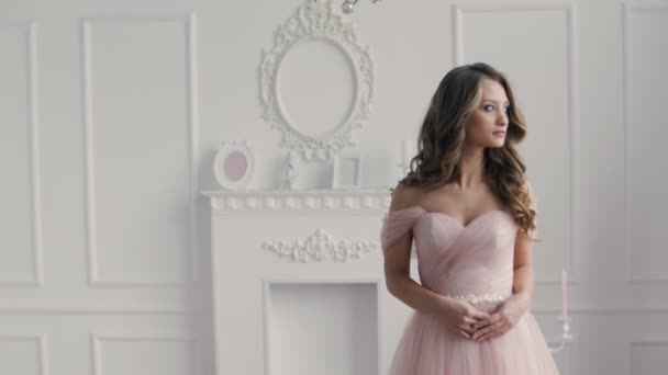 Belle fille brune portant en robe de mariée rose dans le hall classique
 - Séquence, vidéo