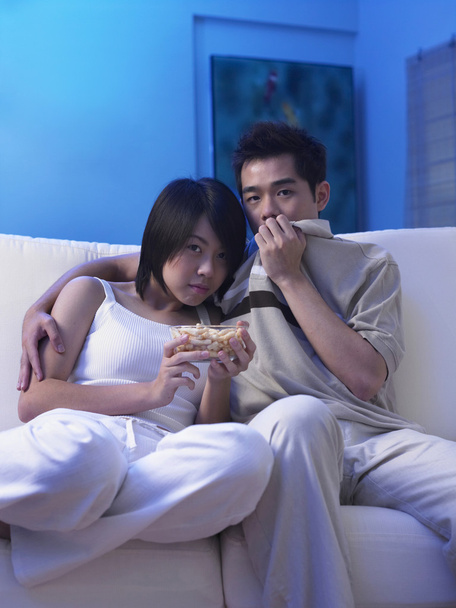 pareja se emociona mientras mira la televisión
 - Foto, Imagen