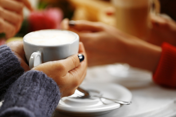 mulher segurando xícara de café no café - Foto, Imagem
