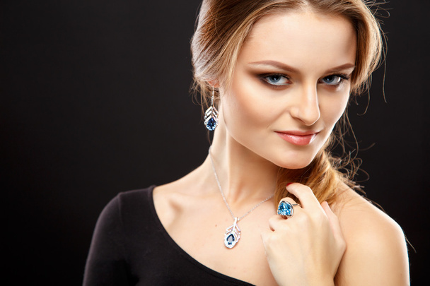 Close-up portrait of beautiful young woman with luxury jewelry and perfect make up. Fashion beauty portrait - Foto, Imagem
