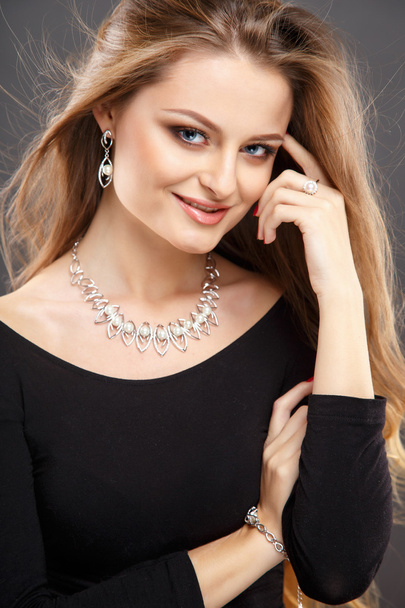 Close-up portrait of beautiful young woman with luxury jewelry and perfect make up. Fashion beauty portrait - Fotografie, Obrázek