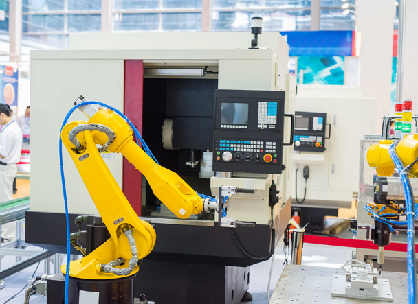 роботизированный ручной станок на заводе промышленного производства
 - Фото, изображение