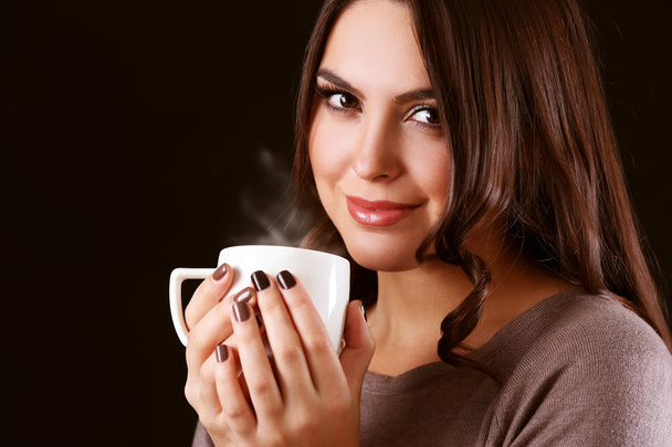 Portrait of smiling pretty woman with cup of coffee - Foto, Bild